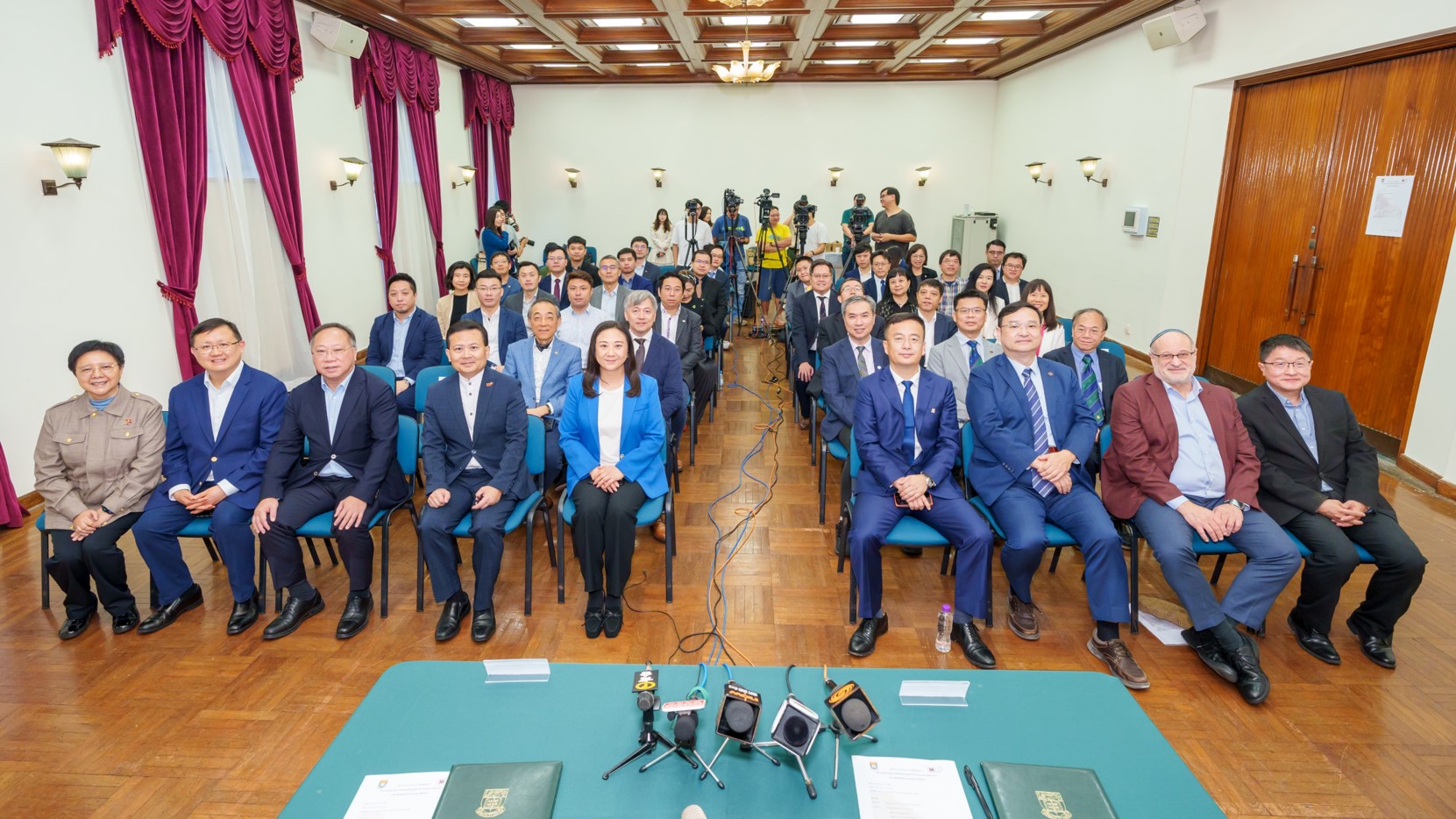 大灣區低空經濟聯盟與香港大學簽署合作諒解備忘錄 攜手培育低空經濟高質量人才大合照